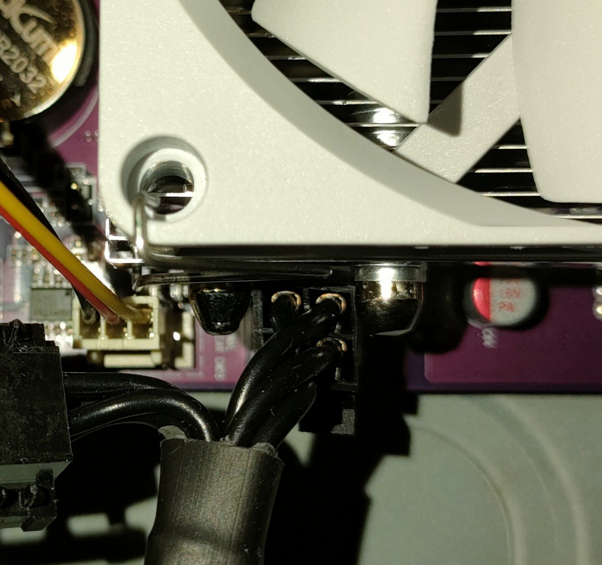 Zoom on ATX 12V connector barely fitting next to the cooler